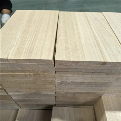 لوحة من الخشب الصلب